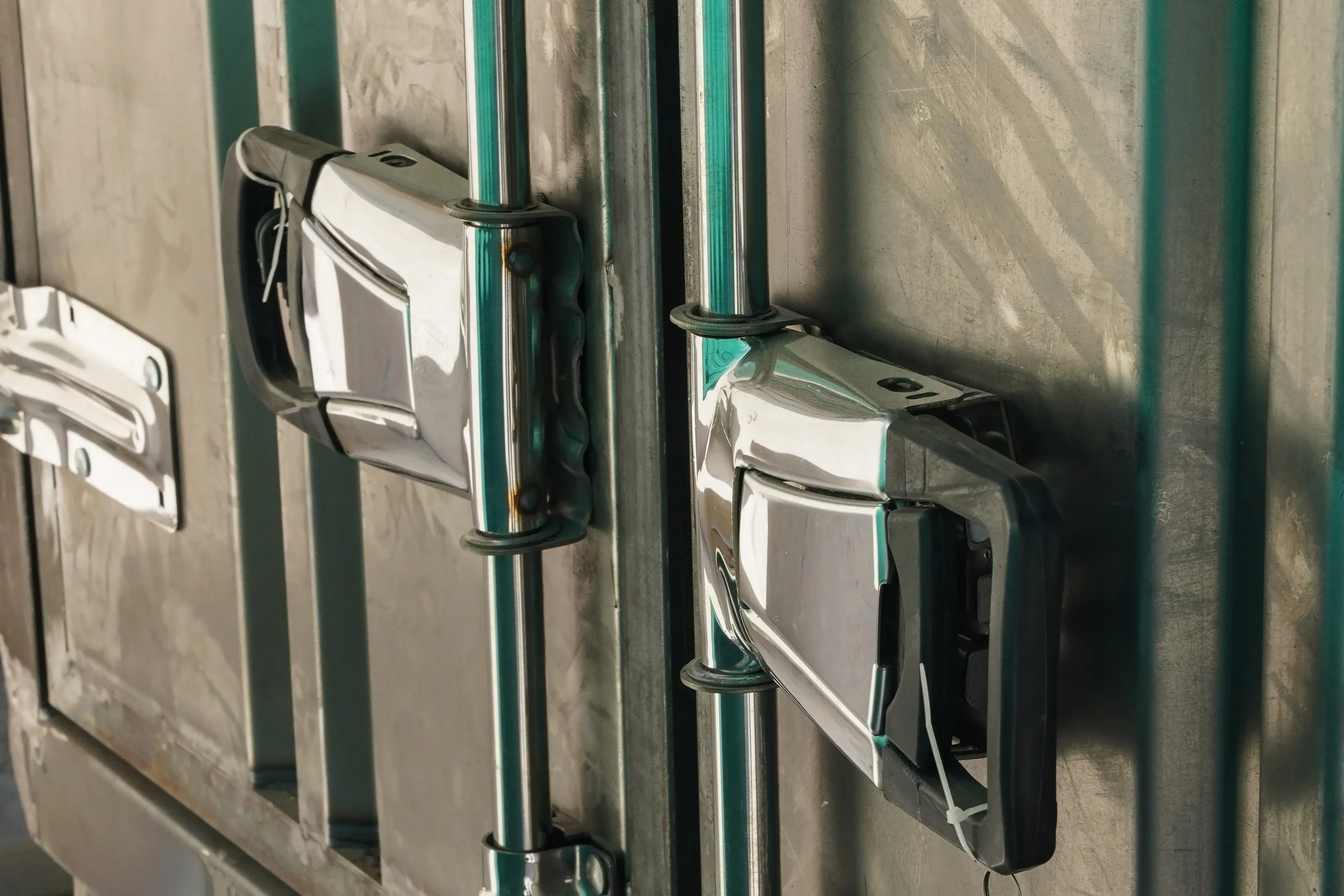 مقایسه اتاق بار چوبی و فلزی در شرایط اقلیمی ایران