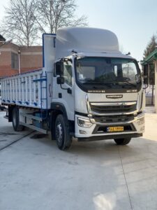 کامیونت ام پاور با کامیونت باری چوبی و باری فلزی